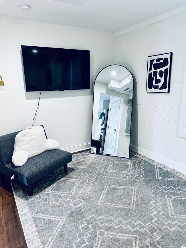 Building Photo - 107 David St