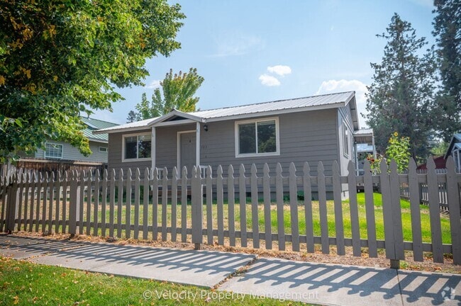Building Photo - Bright and spacious 2 bedroom home!