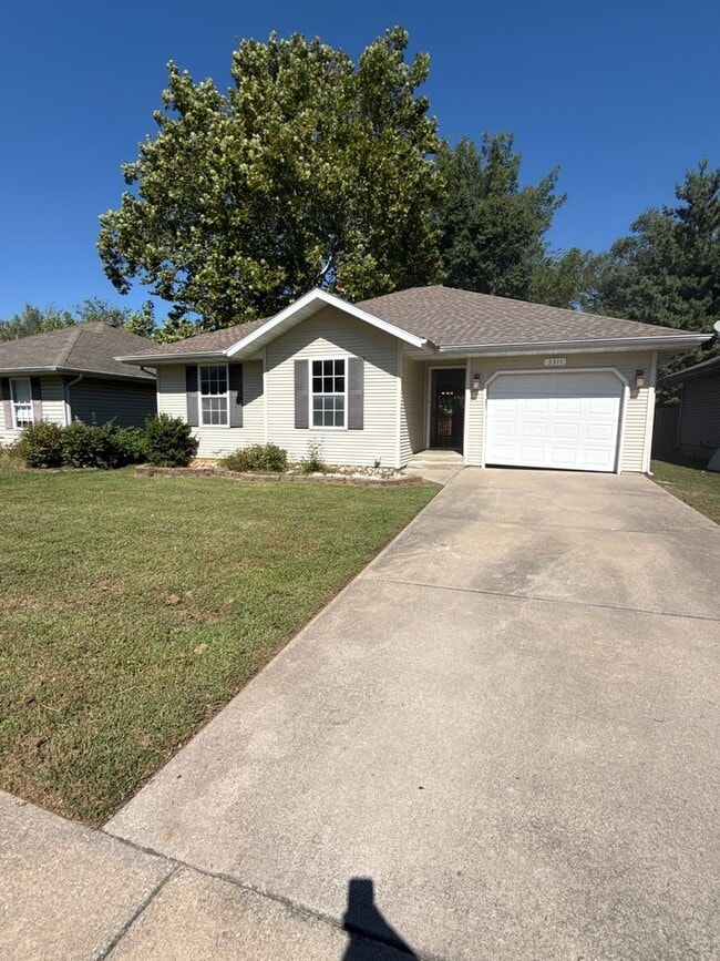 Building Photo - 3 bedroom/2 bath house w/ 1 car garage