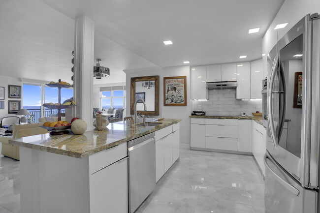 Building Photo - 1149 Hillsboro Mile