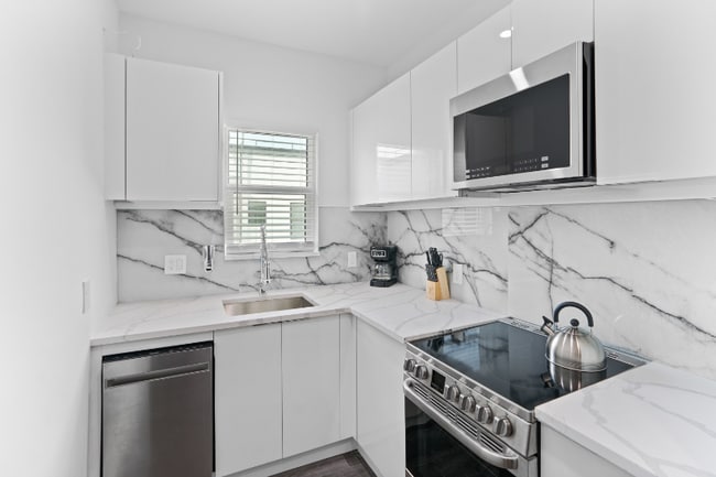 Photo - 935 S Howard Ave Unit 12