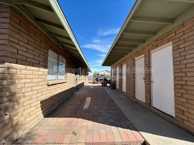 Photo - 1905 N Center St Unidad 1