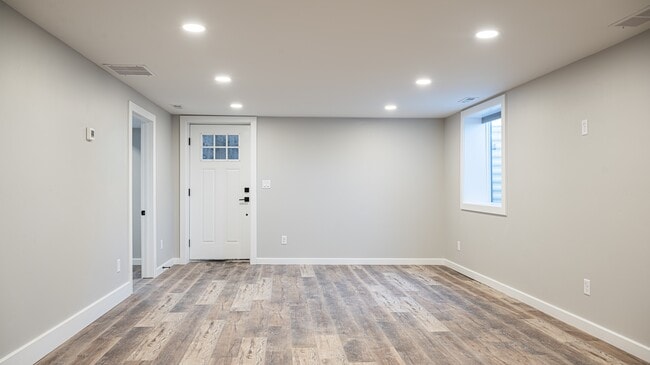 Building Photo - 3250 Midway Ave Unit 2