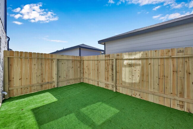 ¡Descubre la felicidad al aire libre en Esperanza at Wild Orchid! Nuestros acogedores patios privados cuentan con exuberante césped artificial, perfecto para relajarse o jugar. Disfruta de un remanso de paz a solo unos pasos de tu puerta. ¡Programa tu visita hoy mismo y siente la diferencia! - Esperanza at Wild Orchid