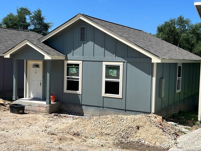 Building Photo - 494 Valley View St