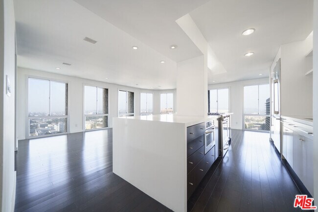 Photo - 800 W 1st St Unidad 2110