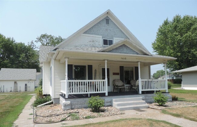 Building Photo - Renovated Bungalow