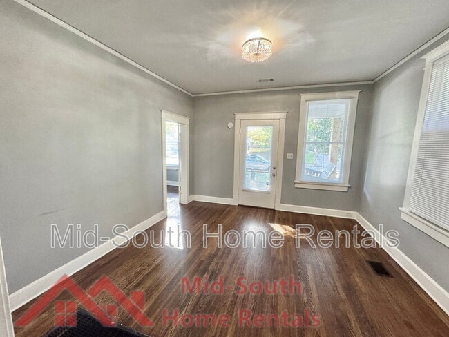 Photo - 666 Landis St