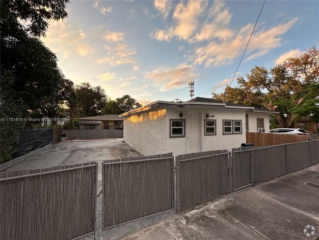 Building Photo - 288 NE 58th Terrace Unit REAR Rental