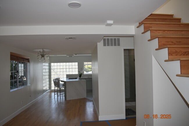 Planta abierta - 716 Flower Ave