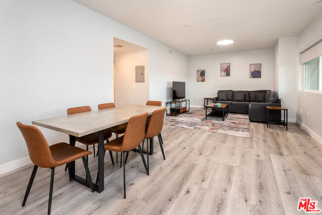 Building Photo - 917 S Berendo St Unit 401 Rental
