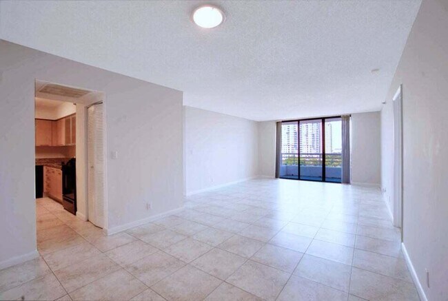 Photo - 3300 NE 192 St