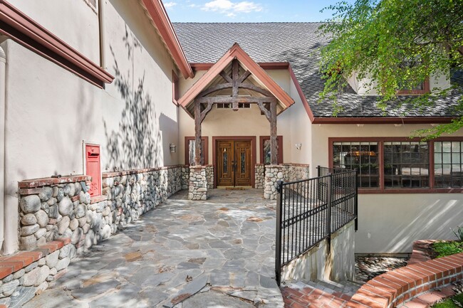 Photo - Brilliant Tavern Bay Home