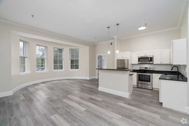 2 habitaciones, 2 baños - 1303 pies cuadrados - Sala de estar - Reservoir Landing Apartments