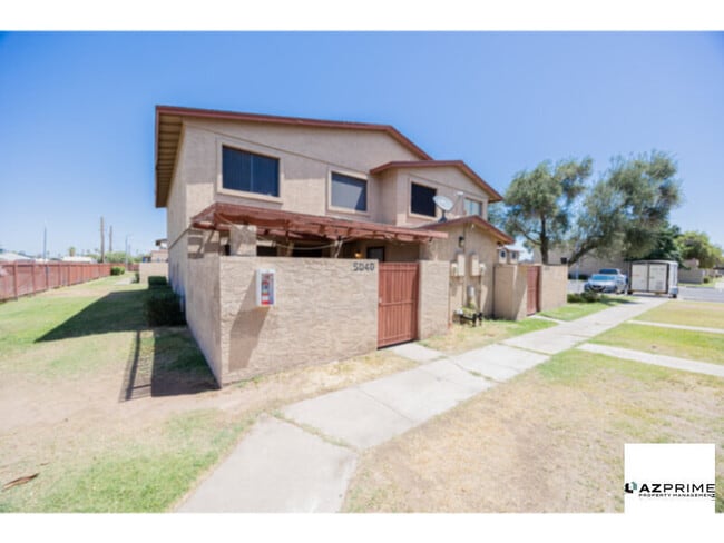 Building Photo - Charming 2/1 Phoenix townhome in a convenient central location!