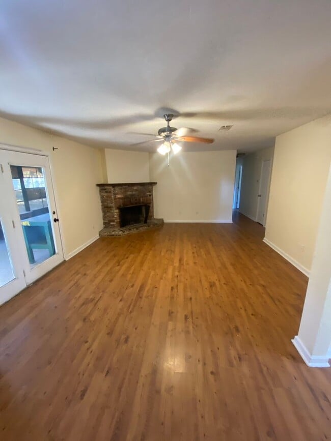 Photo - Gorgeous 3 Bedroom 2 Bathroom Single-Family! Freshly Remodeled!