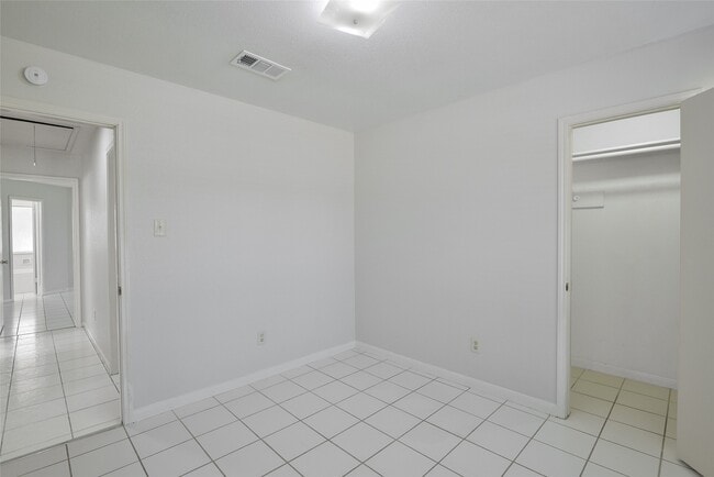 Building Photo - 2311 Old Oak Ln