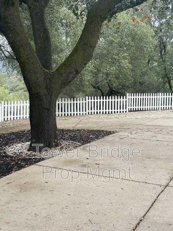 Photo - 737 Cresta Ct