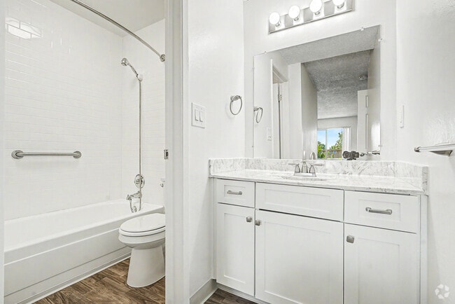 2BR, 2BA - 950SF - Primary Bathroom