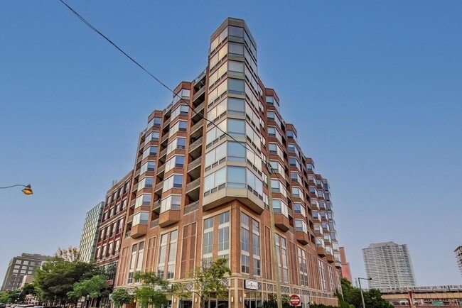Building Photo - 720 W Randolph St Rental
