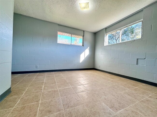 Photo - 425 E Park Dr