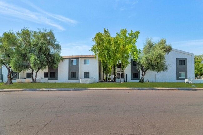 1221 N 85th Pl