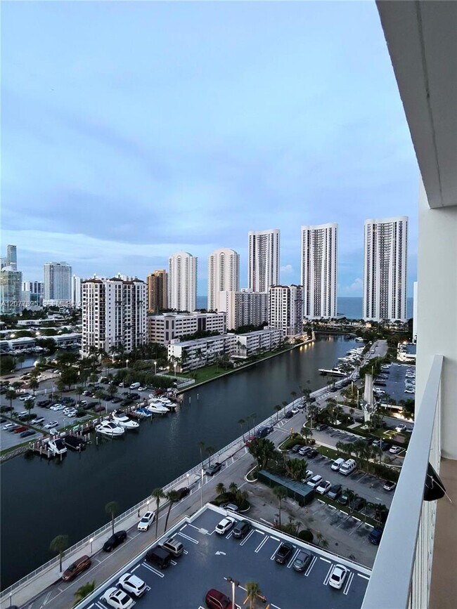 Building Photo - 500 Bayview Dr Unit 1723