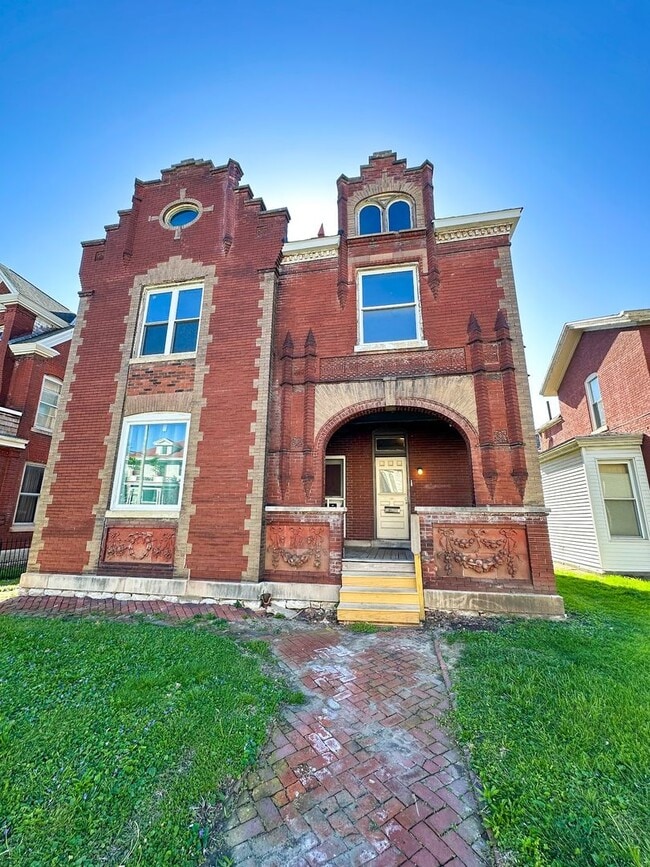 Building Photo - 208 S 12th St Unit 208 1/2 S. 12th St.