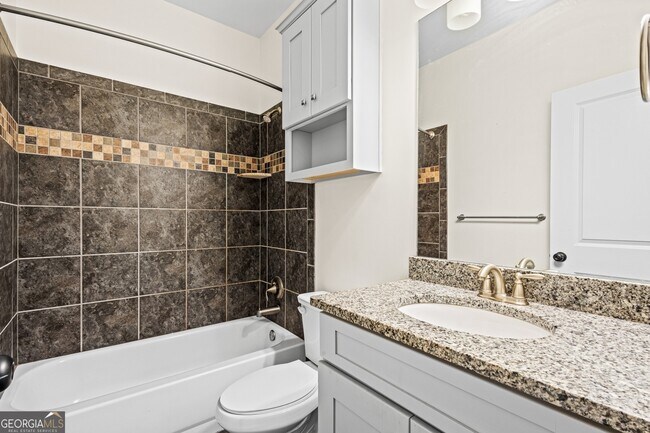 Photo - 659 E Ave NE