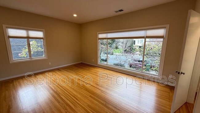 Photo - 4174 Howe St