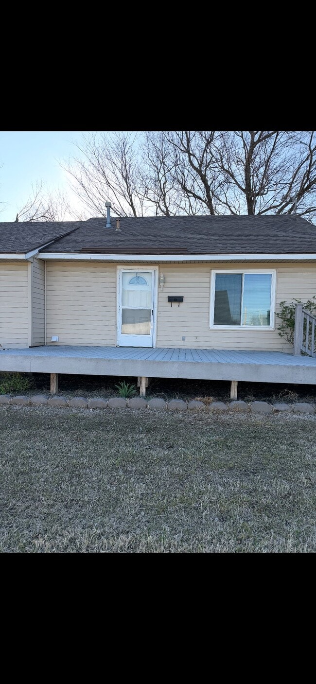 Building Photo - 306 W 2nd St