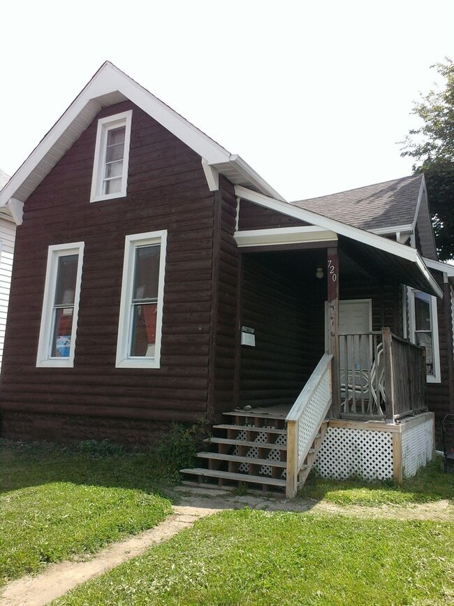 Building Photo - 720 Davis St
