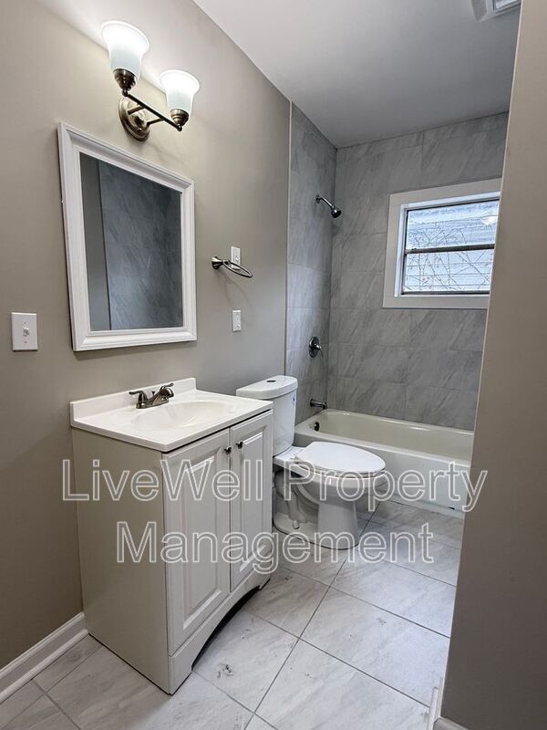 Building Photo - 353 16th Ave N