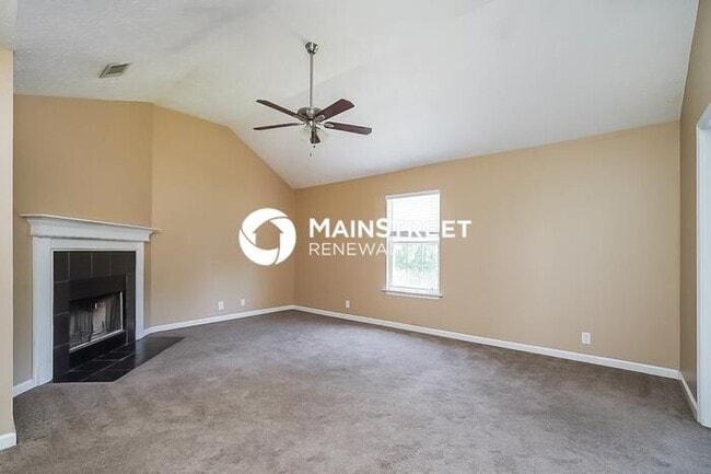 Photo - 3 Bedroom Pet-Friendly Home in La Vergne, TN with Main Street Renewal