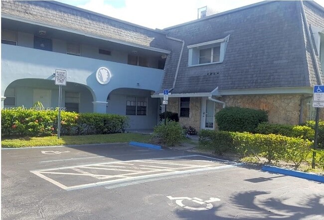 Building Photo - 4271 NW 5th St Unit 106