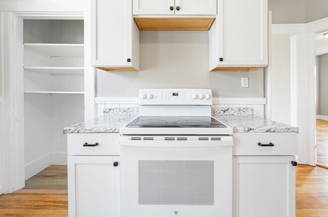 Building Photo - 131 Providence St Unit 3
