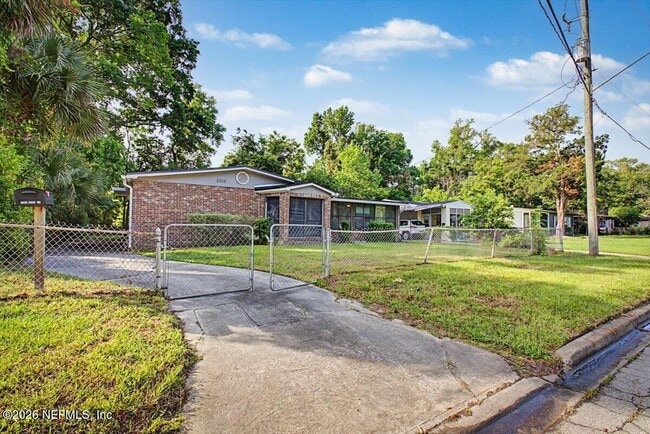 Photo - 2808 Myra St