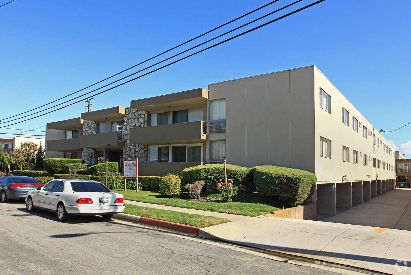 Commodore Apartments - Commodore Apartments