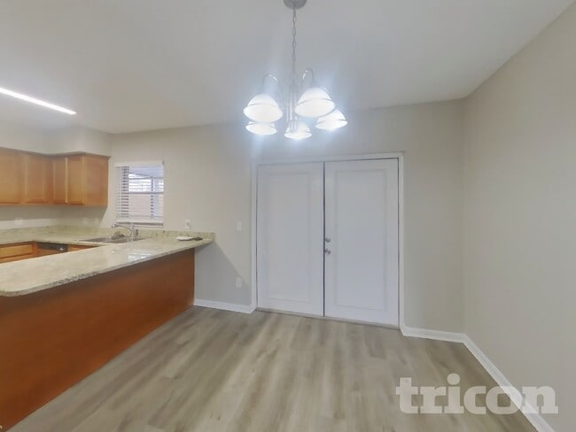 Photo - 320 Laxton Ln