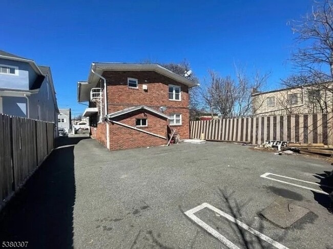 Building Photo - 620 Essex Ave Unit 3 Rental