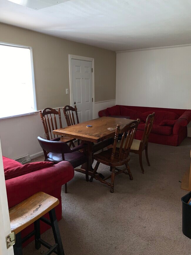 Living room (furniture can be kept or removed upon request) - 301 Lehigh Rd N