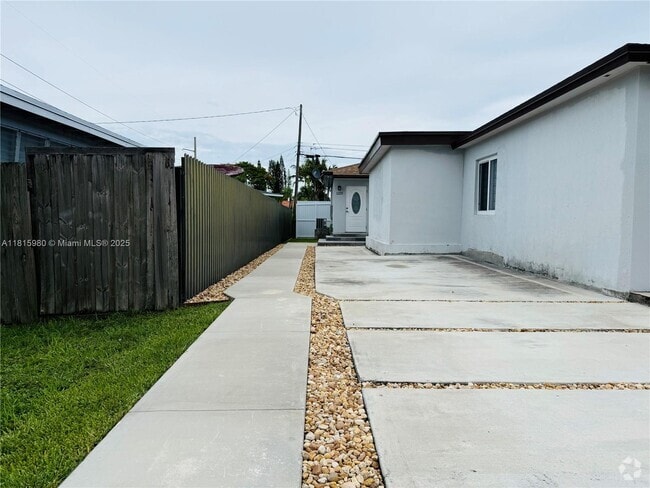 Building Photo - 1221 SW 76th Ct Rental