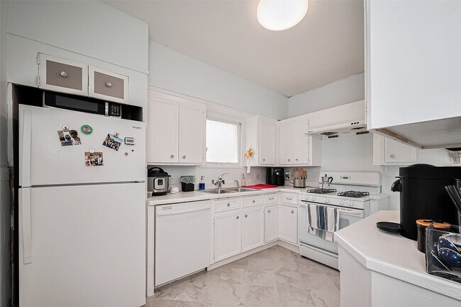 Photo - 2163 University Blvd