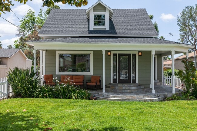 Building Photo - Coming Available 6/15/2026: Beautifully Remodeled Historic Victorian – 3 Bed / 3 Bath