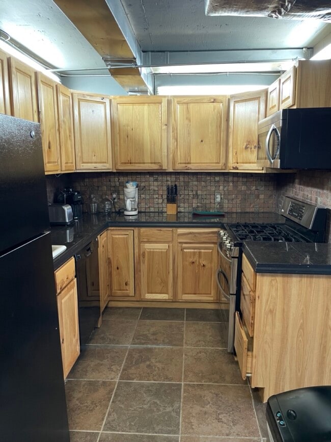 Building Photo - 450 W 7th St