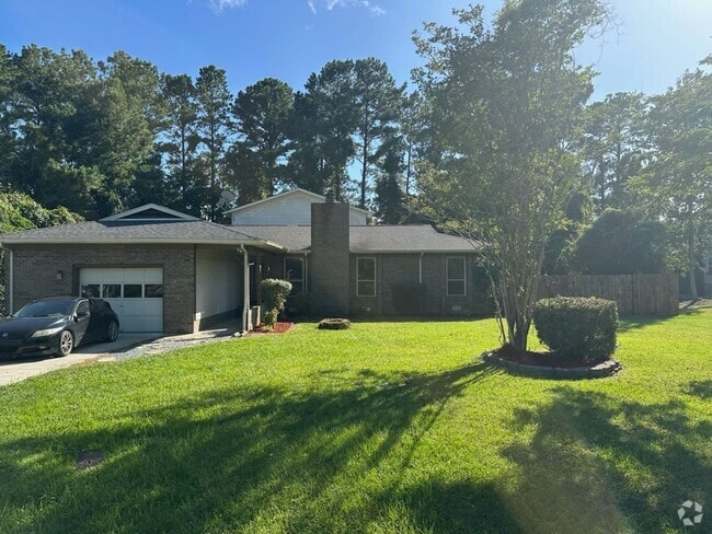 Building Photo - Gorgeous 5 Bedroom, 3 Bathroom Home In Cou...