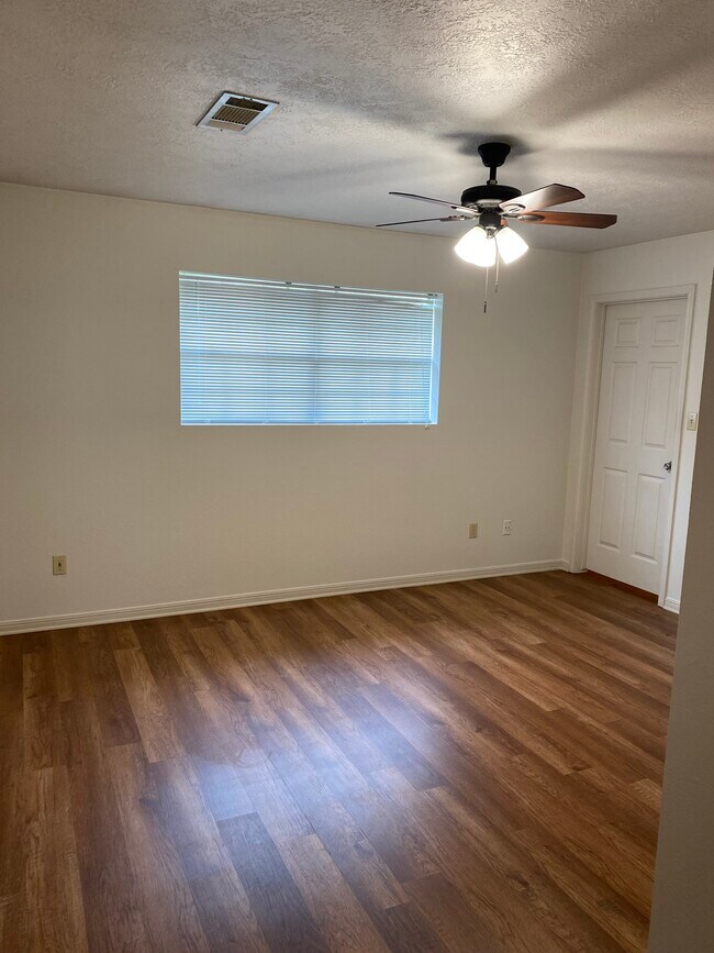 111 Chicago Ave Townhome Townhome Rental in Nederland TX