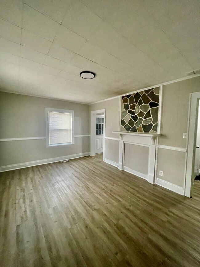 Photo - Welcome to this charming 2-bedroom, 1-bathroom home located in the vibrant community of Hickory, NC.