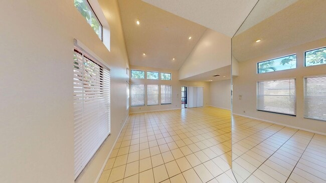 Photo - Spacious 3Bed/2.5Bath/Garage Home in Via Verde