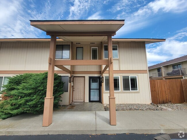 Building Photo - Townhome with Community Pool and Private P...